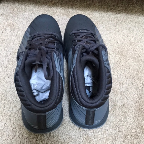 UNDER ARMOUR men’s size 8.5 grey basketball sneakers main image 4